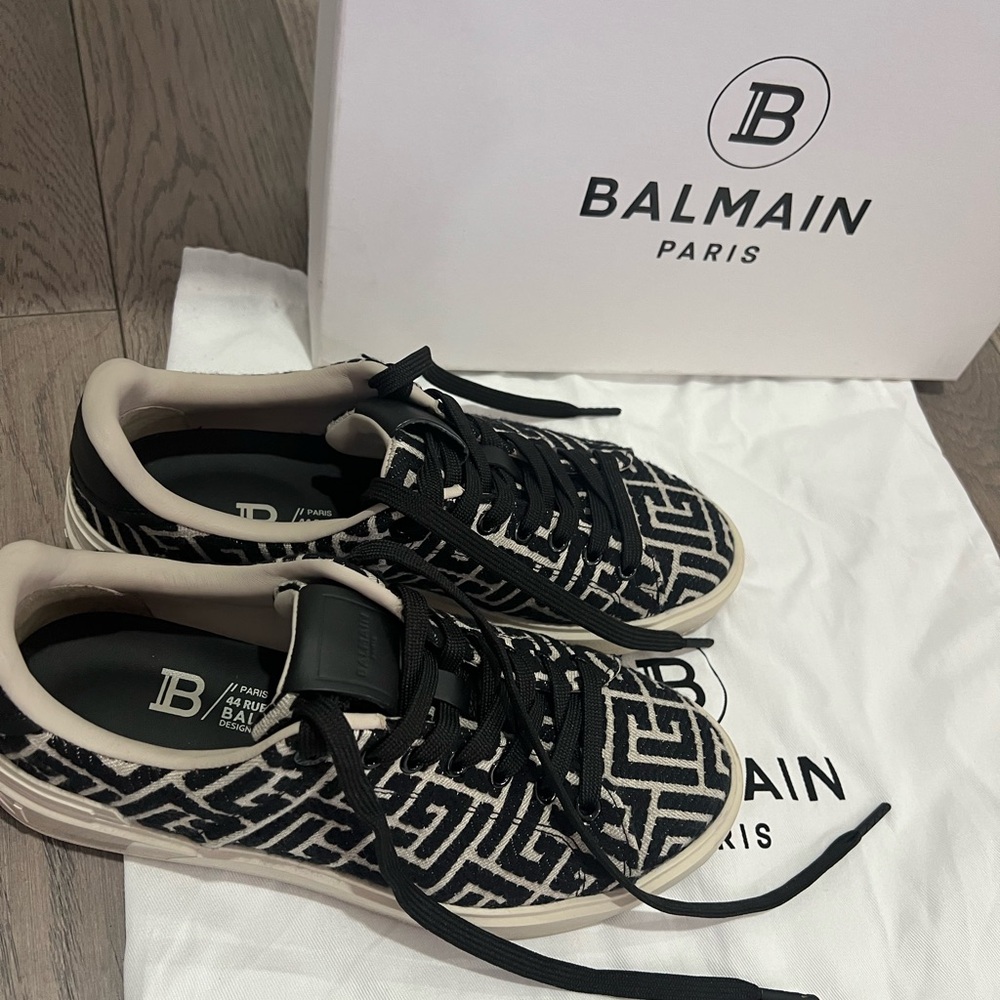 Balmain women’s Black and Cream Sneakers